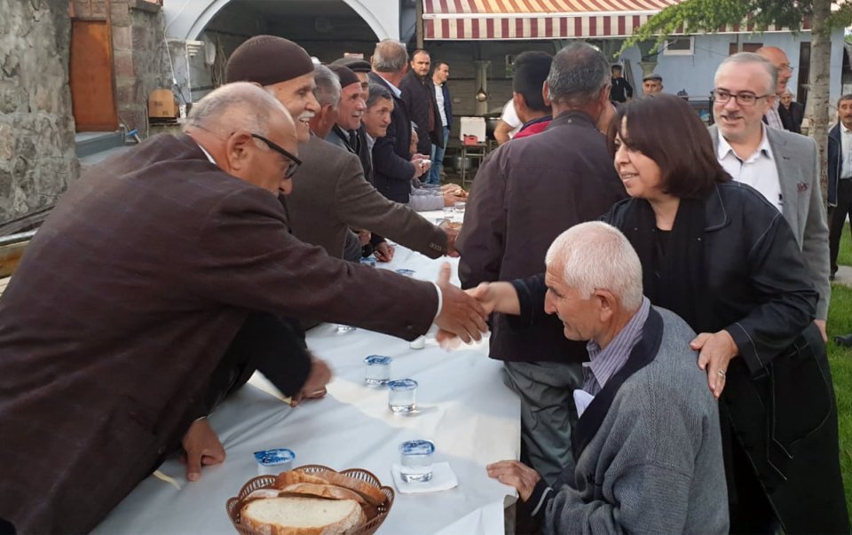 Başkan Özel Ahmetsaray Mahallesi’nde Düzenlenen İftar Yemeğine Katıldı