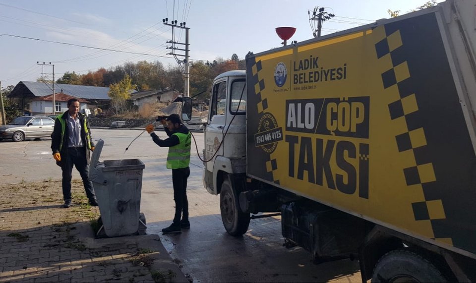 Ladik Belediyesi Çöp Konteynerlerini İlaçlıyor