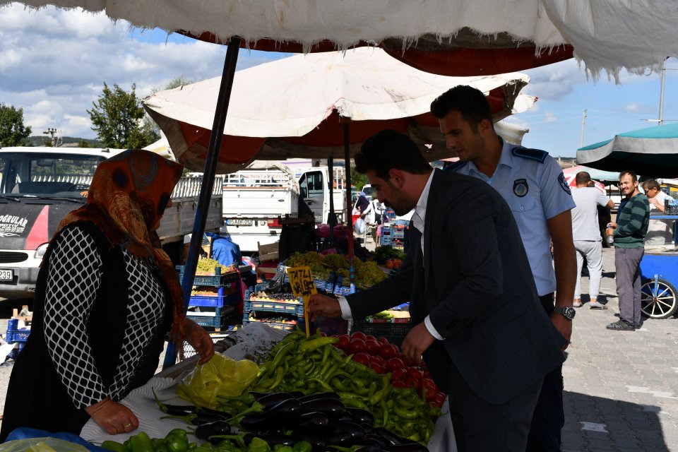 Zabıta Ekiplerimiz Halk Pazarında Rutin Denetimlerini Gerçekleştirdi