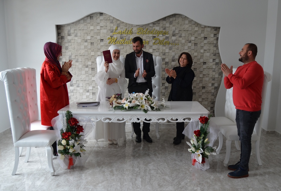 Başkan Özel Genç Çiftin Nikah Şahidi Oldu