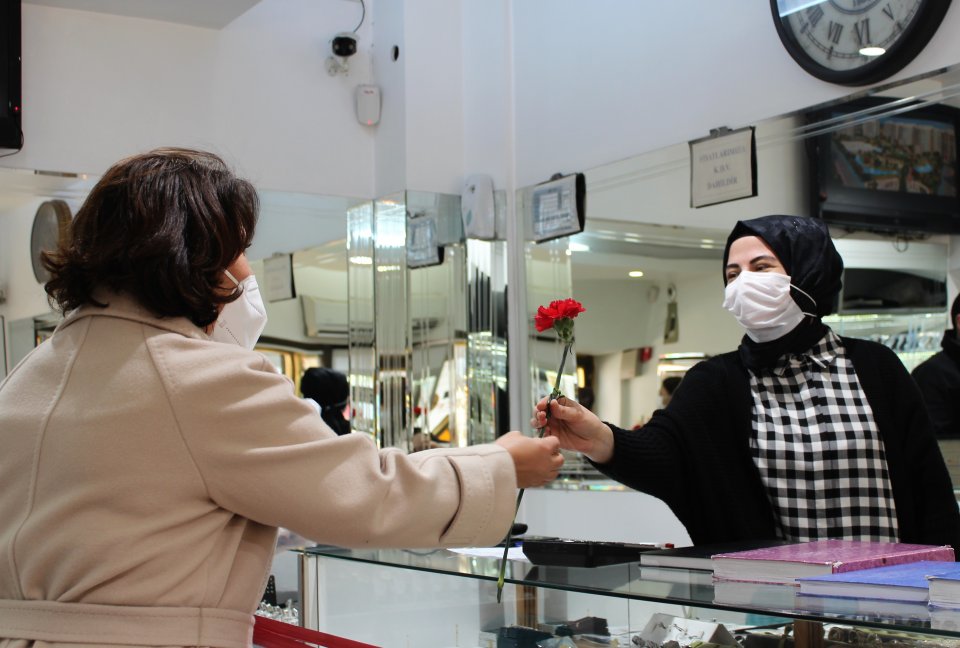 Başkan Özel Kadın Esnafların 8 Mart Dünya Kadınlar Günü’nü Kutladı