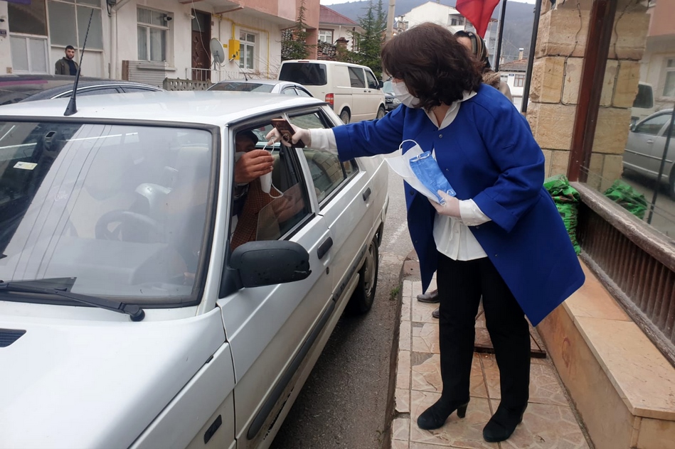 Başkan Özel Maske Dağıttı