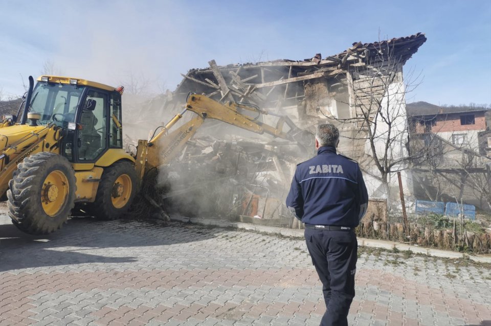 Ladik Belediyesi Metruk Ve Kaçak Yapıları Ortadan Kaldırıyor