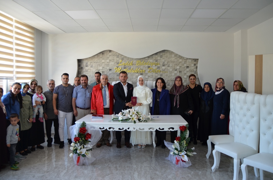 Başkan Özel Genç Çiftin Nikah Şahidi Oldu