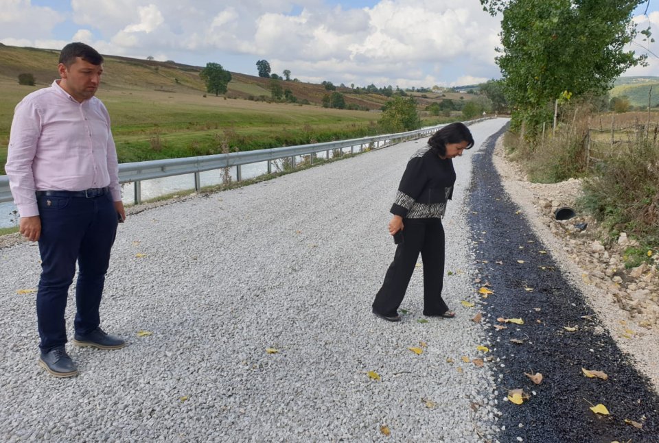 Başkan Özel Kırsal Mahallelerdeki Sathi Kaplama Yol Yapım Çalışmalarını İnceledi