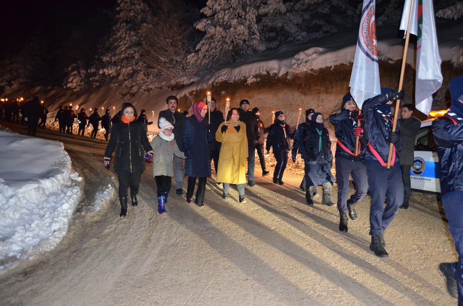 Başkan Özel İzcilerle Meşaleli Gece Yürüyüşüne Katıldı