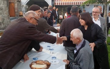 Başkan Özel Ahmetsaray Mahallesi’nde Düzenlenen İftar Yemeğine Katıldı