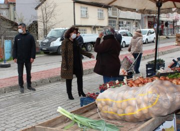 Başkan Özel Halk Pazarında Maske Dağıttı