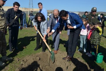 Başkan Özel ‘Geleceğe Nefes Ol’ Projesinde Fidanları Toprakla Buluşturdu