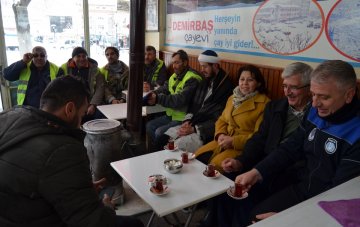 Başkan Özel İlçe Halkıyla Sohbet Edip, Kar Çalışmalarını Da Yakından Takip Etti