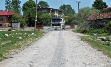 Kırsal Mahallelerde İlaçlı Su İle Yol Yıkama Çalışmaları