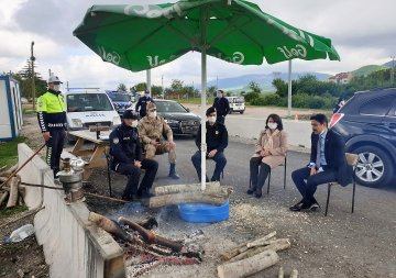 Başkan Özel Polis ve Jandarma Ekiplerinin Bayramlarını Tebrik Etti